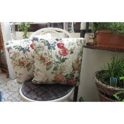 Zwei Dekokissen im Landhausstil, ein blumiger Akzent auf ihrem Sofa, 40 x 40 40 cm.