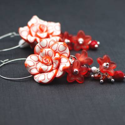 Boho Creolen Ohrringe mit romantischen Fimo Blüten in Rot-Weiß