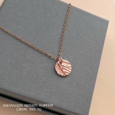 Kupferanhänger Brombeerblatt rund – Minimalistischer Schmuck mit Edelstahlkette, handgefertigt