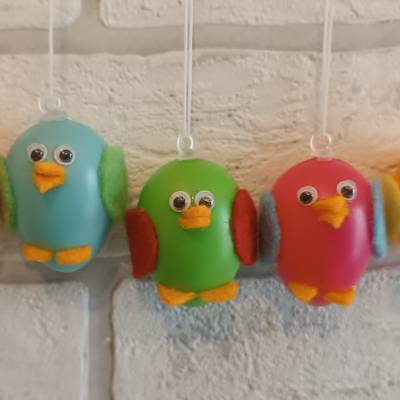 fünf Küken mit Kulleraugen (bunt) zum Aufhängen