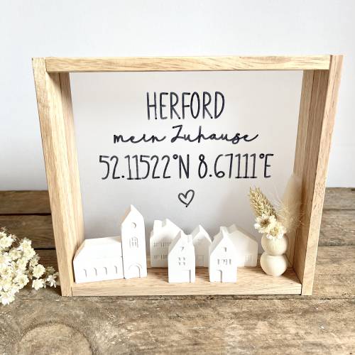 Holzrahmen personalisierbar "Wunsch-Stadt mein Zuhause und Koordinaten" & Mini Häuser. Deko für Zuhause. Geschenk.