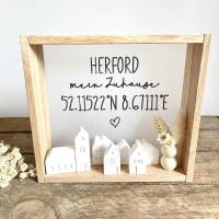 Holzrahmen personalisierbar "Wunsch-Stadt mein Zuhause und Koordinaten" & Mini Häuser. Deko für Zuhause. Geschenk.