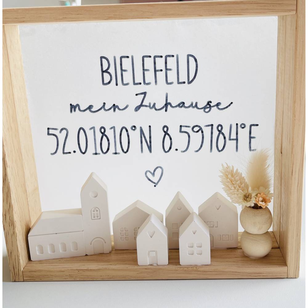 Holzrahmen personalisierbar "Wunsch-Stadt mein Zuhause und Koordinaten" & Mini Häuser. Deko für Zuhause. Geschenk. Bild 2