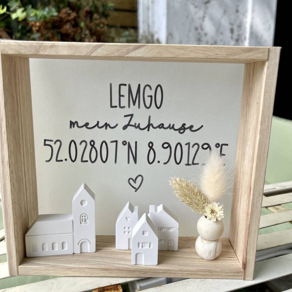 Holzrahmen personalisierbar "Wunsch-Stadt mein Zuhause und Koordinaten" & Mini Häuser. Deko für Zuhause. Geschenk. Bild 3