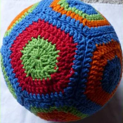Häkelanleitung Luftballonhülle Fußball – Spielball aus Granny Squares selber machen