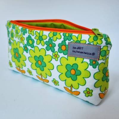 Kosmetiktäschchen *Vintage-Stoff 70er - Blumen* Größe S, in grün-orange-weiß von he-ART by helen hesse