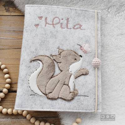 U-Hefthülle aus hellgrauem Wollfilz mit Doodlestickerei Eichhörnchen und Schmetterling, personalisierbar