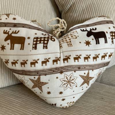 Zierkissen Herzform mit Wintermotiven und Verzierung