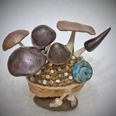 Pilzliebe - 3-D-Collage in einer Walnuss Schale, mit handgemachten Pilzen aus Fimo - ein tolles Einzelstück