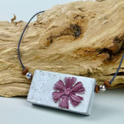Margerite in Beton - ein Halsschmuck für Individualisten. Betonschmuck - Einzelstück
