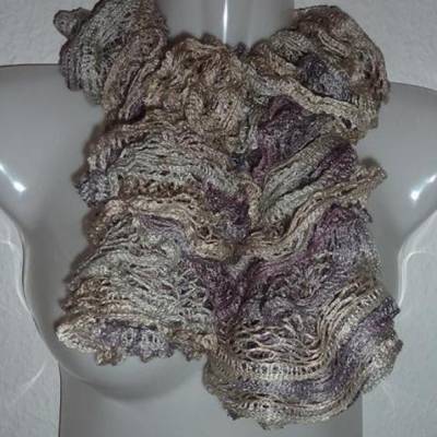 eleganter, gestrickter Schal aus Netzgarn - wollweiß-silbergrau-altrosa - Länge ca. 80 cm