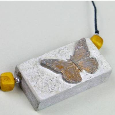 Schmetterling in Beton - ein Halsschmuck für Individualisten. Betonschmuck - Einzelstück