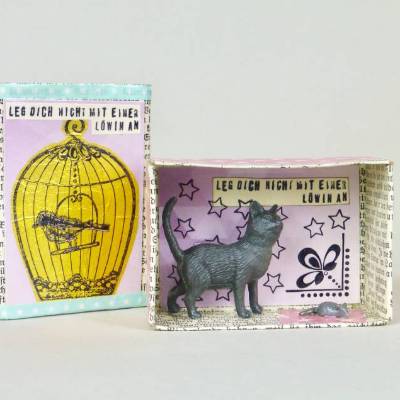 Katzengeschichten - 3-D-Collage in einer Streichholzschachtel - ein tolles Einzelstück mit einer kleinen Kunststoffkatze