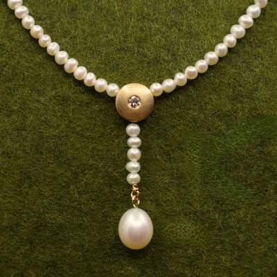 Collier aus Süßwasserperlen und 585/...Gelbgold mit Brillant 