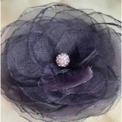 Lila Haarklammer Stoffblume "Violetta" – Handgemachte Haarblüte für Hochzeit & Feste