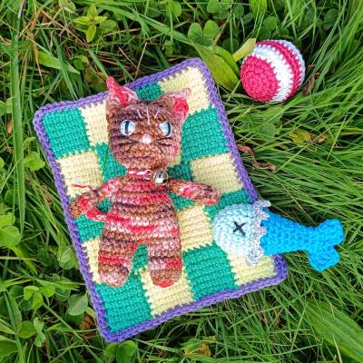 Box - Katze - Kater - Mieze mit Fisch, Kuscheldecke und Ball aus Baumwolle gehäkelt in Blechdose mit Namen