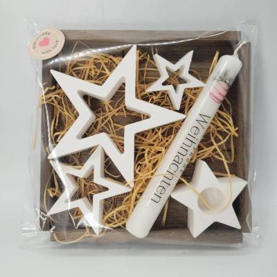 Handgearbeitetes Geschenkset mit 3 naturweißen Sternen, einem Kerzenständer, einer Kerze und Holztablett