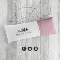 Geburtskissen mit Echtmaßen | Größe und Gewicht deines Babys | weiß/rosa aus Musselin