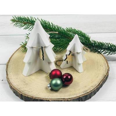Schlichter Tannenbaum aus Keramik – Weihnachtsbaum-Deko in Weiß