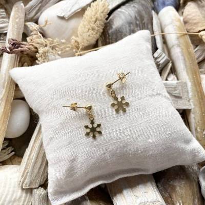 Ohrringe „Schneeflocken“ gold - Goldfarbene Kugel-Ohrstecker aus Edelstahl mit Anhänger Schneeflocke
