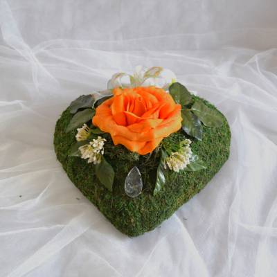 Moosherz/Grabaufleger mit Rose in Orange und verschiedener Dekoration