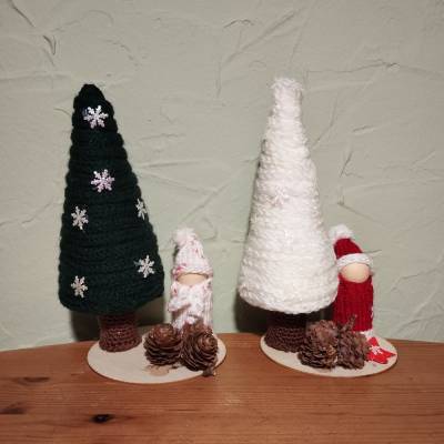 Weihnachtsbaum Tischdeko – Handgemachte weihnachtliche Tischdekoration mit Holzpüppchen & Lärchenzapfen