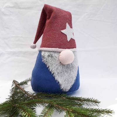 Wichtel aus Baumwollstoff in Blau mit dunkelroter Mütze