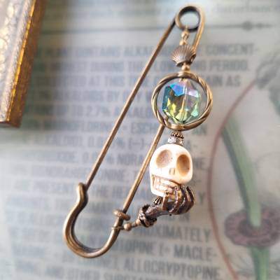 Schalnadel Gothic, sehr große Bronze Tuchnadel mit Skeletthand und Schädel Halloween makabrer Schmuck N10-AB-4