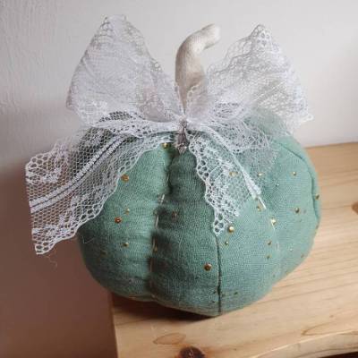 Deko-Kürbis aus mintfarbenem Musselin mit goldenen Punkten und Hexen-Detail