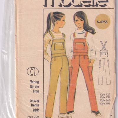 Schnittmusterbogen für eine Latzhose für Mädchen DDR Vintage aus den 1980er Jahren Neue Modelle 6-0755