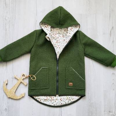 Hochwertige Kinderjacke aus 100 % Schurwolle im angesagten Design Grün- Streublumen  "Vackra" KÜSTENJUWEL