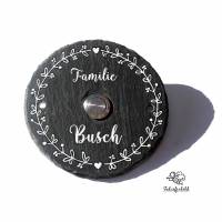 Wetterfestes Klingelschild aus Schiefer mit Name personalisiert, runde Klingelplatte, einzigartige Türklingel handgemalt, Schiefertafel mit Klingelknopf, individuelles Einzugsgeschenk