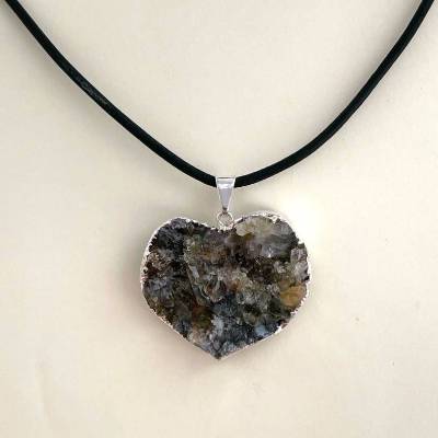 Halskette mit Chalcedon Herz No1, Naturbruch, Kette aus Echtleder