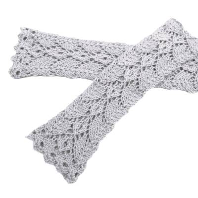 Armstulpen, Pulswärmer in Hellgrau, von Hand gestrickt aus reiner Wolle und Alpaka mit Lochmuster und kleinem Spitze
