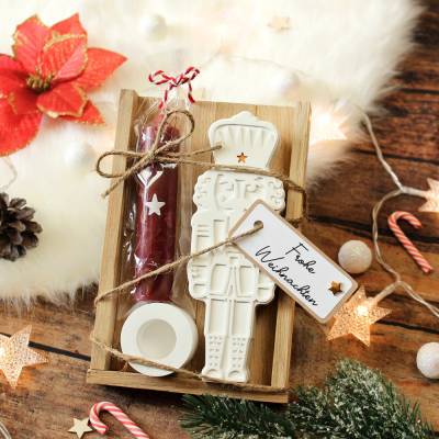 Weihnachtliches Nussknacker Geschenkset mit Kerze & Kerzenhalter in Holzbox – Handgemacht & Dekorativ