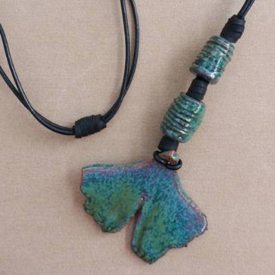 Keramikschmuck Collier *Ginkgo*  Ginkgoblatt aus lasierter Keramik Lederband Lagenlook Unikat