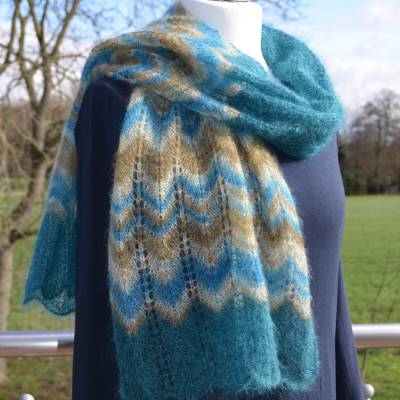 Gestricktes Mohair / Seide Schal " WELLEN " von Feinestrick