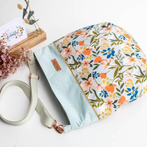 SJEL / Umhängetasche / Beuteltasche / helles mint & hellblau, orange / Blüten
