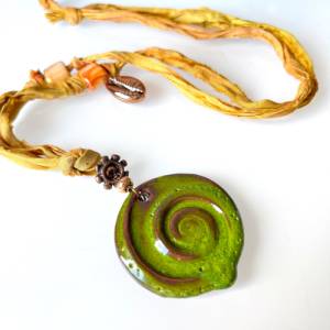 Lange Kette mit Anhänger, Stoffband Kette aus Sari Seide, Keramik Anhänger Spirale, handgefertigt, grün, senfgelb