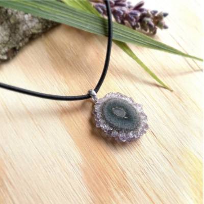 Herrlicher Amethyst-Stalaktit-Anhänger mit Ledercollier