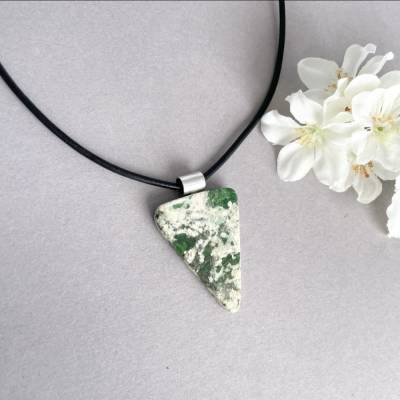 Halsschmuck mit Smaragdit Aktinolith, große 925 Silber Öse, Unikat, Collier aus Echtleder