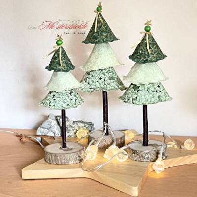 Deko Tannenbaum salbeigrün – Handgemachte Weihnachtsdeko in 3 Größen (22-27 cm) aus Baumwolle & Holz