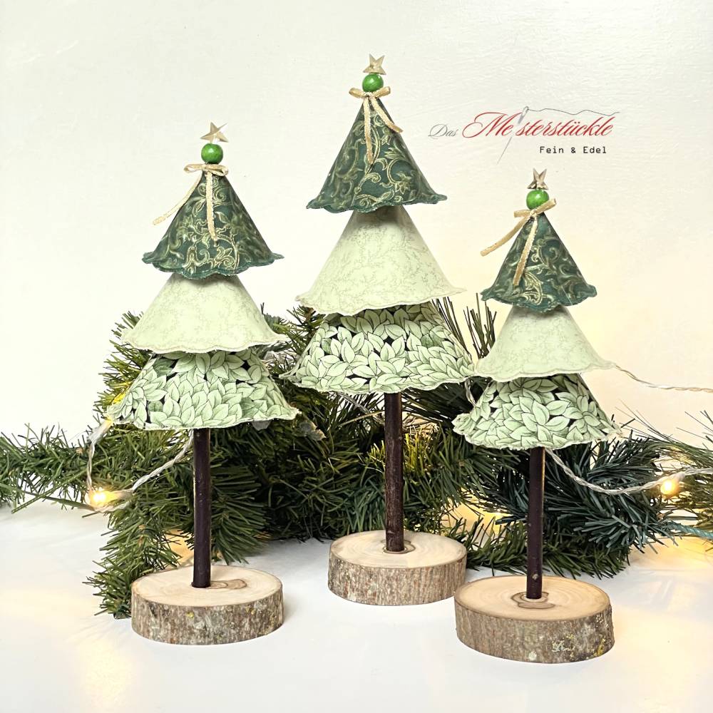 Deko Tannenbaum salbeigrün – Handgemachte Weihnachtsdeko in 3 Größen (22-27 cm) aus Baumwolle & Holz