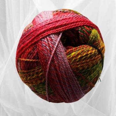 Zauberball Crazy von Schoppel, Farbverlaufsgarn in den Farben rot/ grün, ein Wunder an Farben