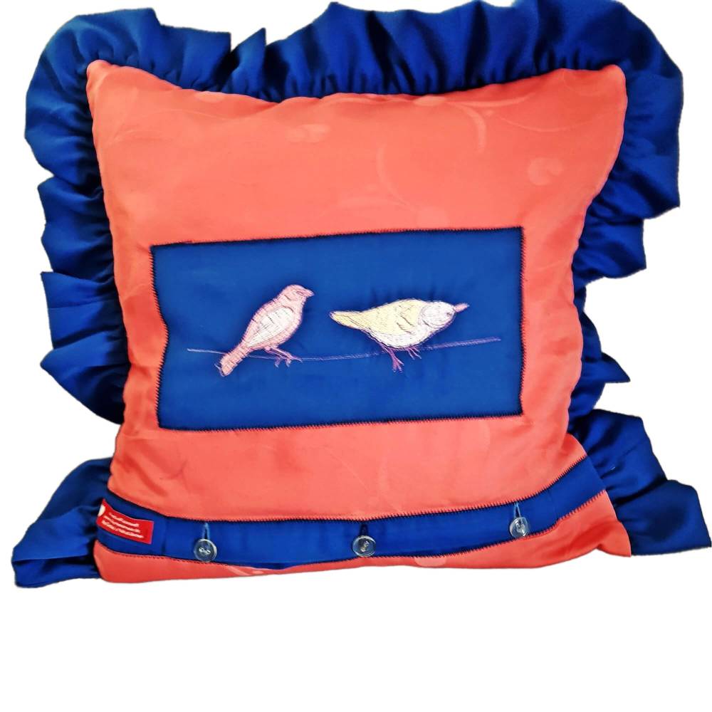 Unikat Kissenbezug mit Rüschen – Upcycling Kissenhülle 40x40 cm rot blau Vögel handgemacht