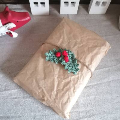 Weihnachtlicher Geschenkanhänger mit Stechpalmenblatt, gehäkelte Weihnachtsdeko