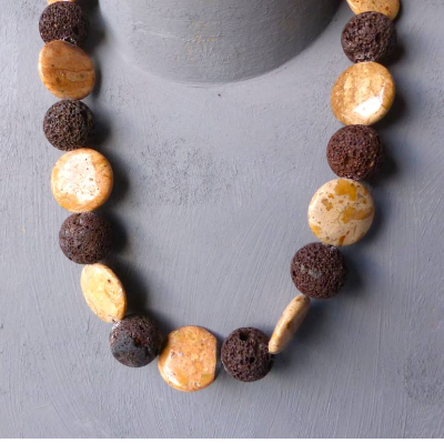 Edelsteinkette in Beige & Braun, moderne, zeitgemäße Kombination mit Jaspis & Lava, reizvolles Geschenk nette Verpackung
