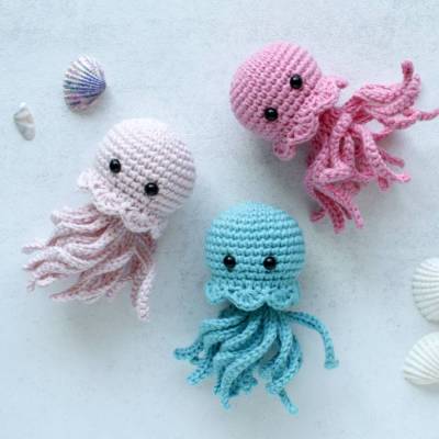 3 kleine gehäkelte Quallen – Bunte Amigurumi Kuscheltiere aus Baumwolle, perfektes Geschenk für Kinder