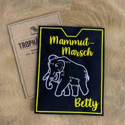Personalisierte Mammut-Marsch Hülle aus Outdoorstoff mit Name – Schutzhülle für Trophäenbuch bestickt