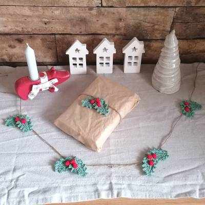 Weihnachtliche gehäkelte Girlande mit Stechpalmen